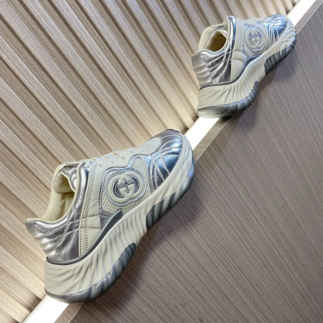 👟👟Ex-factory price 700👟👟 - the latest wave shoes; dad shoes; sports shoes; couple series... Gucci Ripple series sports shoes are made with innovative stitching technology, leather design with three-dimensional interlocking double G leather logo and Gucci letter metal logo embellishment, 3-color combination suction mold technology wavy outsole (soft/shock-absorbing/strong rebound) Original imported sheepskin ➕Original imported sheepskin lining ➕Original open-molded TPU suction mold 3-color outsole (sole thickness 5CM) Women's model 35-40 /